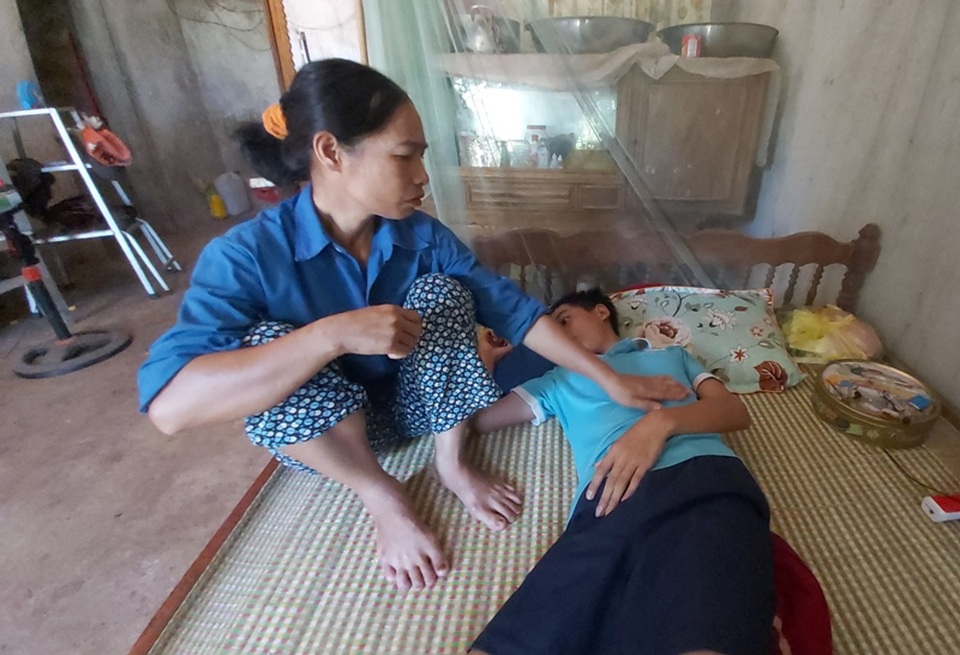 Thầy cô giáo rớt nước mắt thương cậu học trò nghèo nằm nhà chờ chết - 5 Thầy cô giáo rớt nước mắt thương cậu học trò nghèo nằm nhà chờ chết - 5