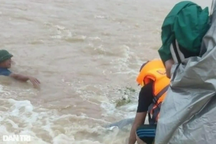 Hai vợ chồng bị lũ cuốn trôi trên đường đi khám sức khỏe