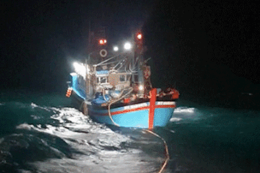 Giải cứu kịp thời 3 ngư dân trên tàu nguy cơ bị sóng biển đánh chìm