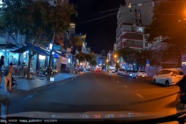 Người đàn ông chạy xe máy tạt đầu ô tô, suýt dẫn đến va chạm