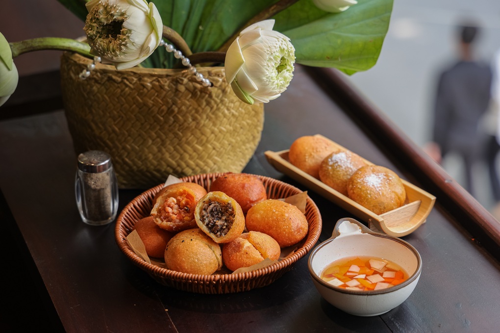Hà Nội: Quán bánh rán phong cách quý tộc khách như xuyên không về quá khứ - 1 Hà Nội: Quán bánh rán phong cách quý tộc khách như xuyên không về quá khứ - 1