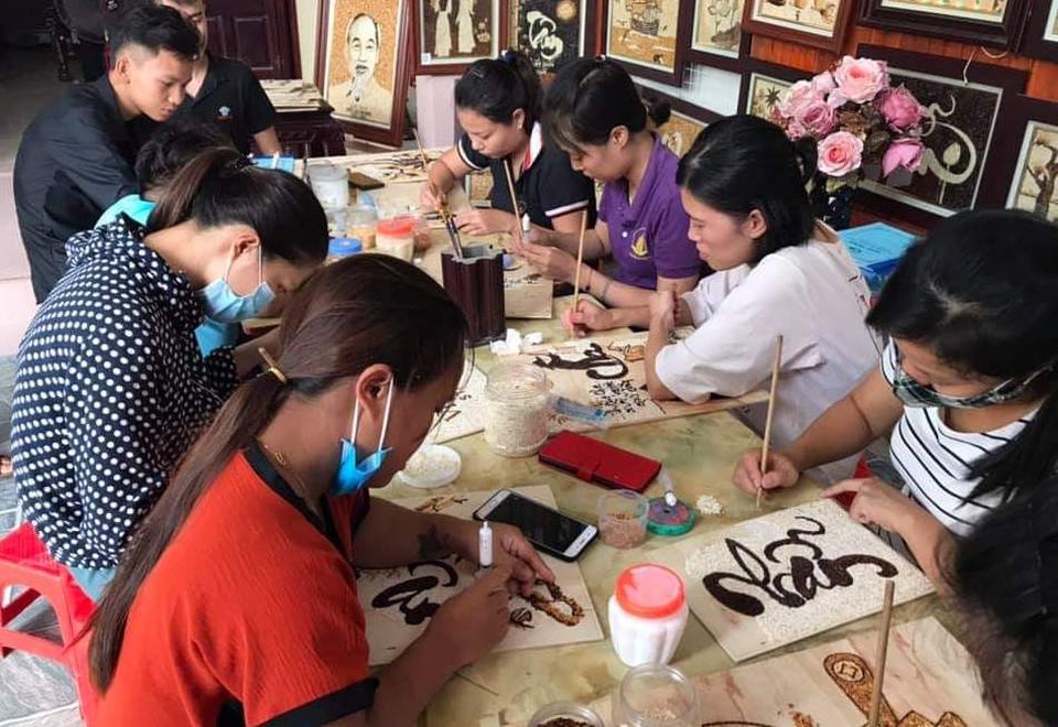 Chàng trai khuyết tật thổi hồn vào tranh gạo - 4 Chàng trai khuyết tật thổi hồn vào tranh gạo - 4