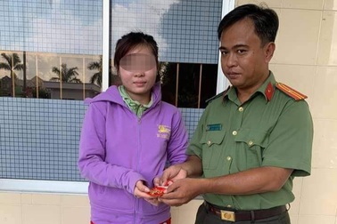 Thiếu tá công an trả lại túi vàng nhặt được tại điểm làm căn cước công dân