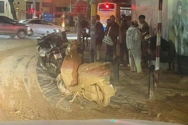 Truy tìm phương tiện làm đổ bùn đất ra phố Hà Nội khiến nhiều tài xế bị ngã