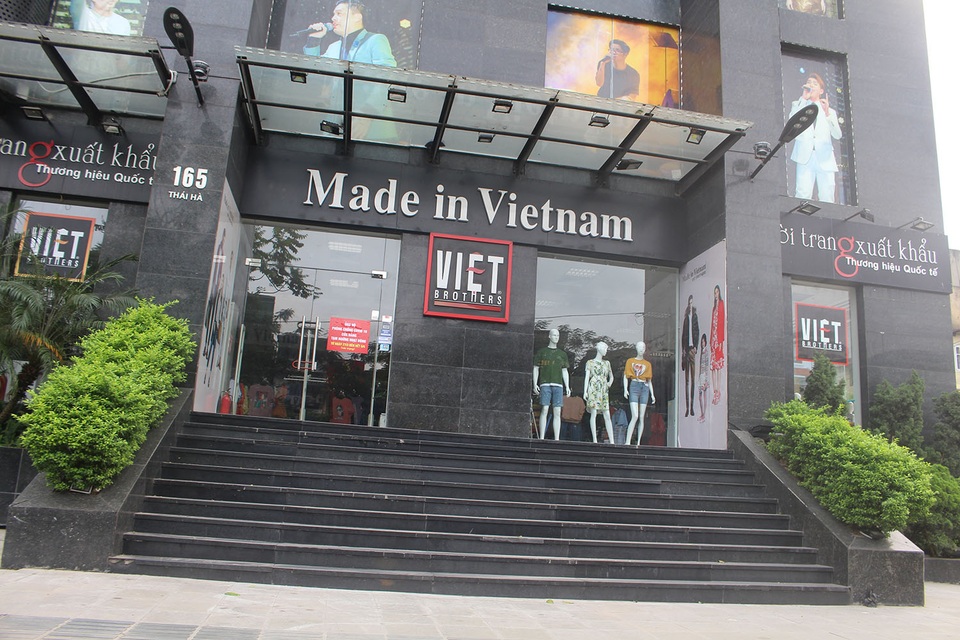 Các ông lớn thời trang ngủ đông trong mùa dịch Covid-19 - 7 Các ông lớn thời trang ngủ đông trong mùa dịch Covid-19 - 7