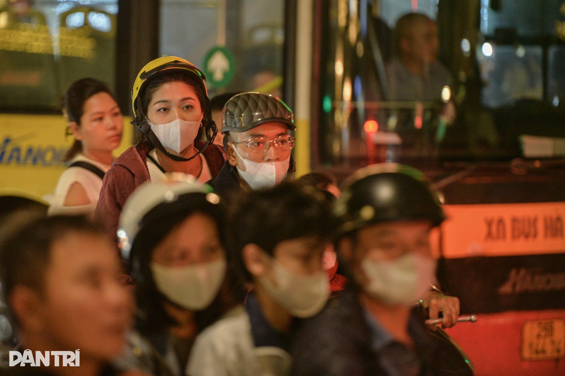 Nhiều tuyến đường kẹt xe trước giờ đón năm mới 2024 - 12 Nhiều tuyến đường kẹt xe trước giờ đón năm mới 2024 - 12