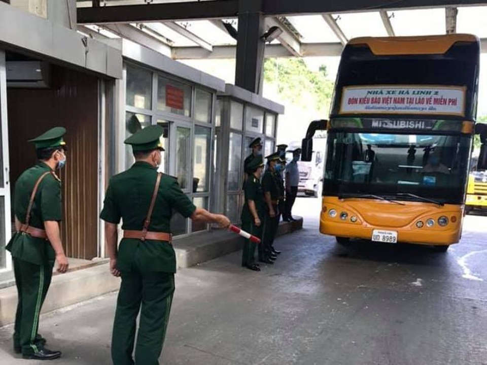 Chui vào gầm xe khách để... trốn cách ly - 1 Chui vào gầm xe khách để... trốn cách ly - 1