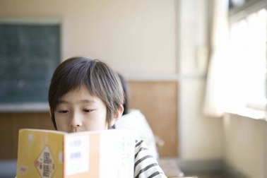 11 dấu hiệu trẻ cần đi khám mắt