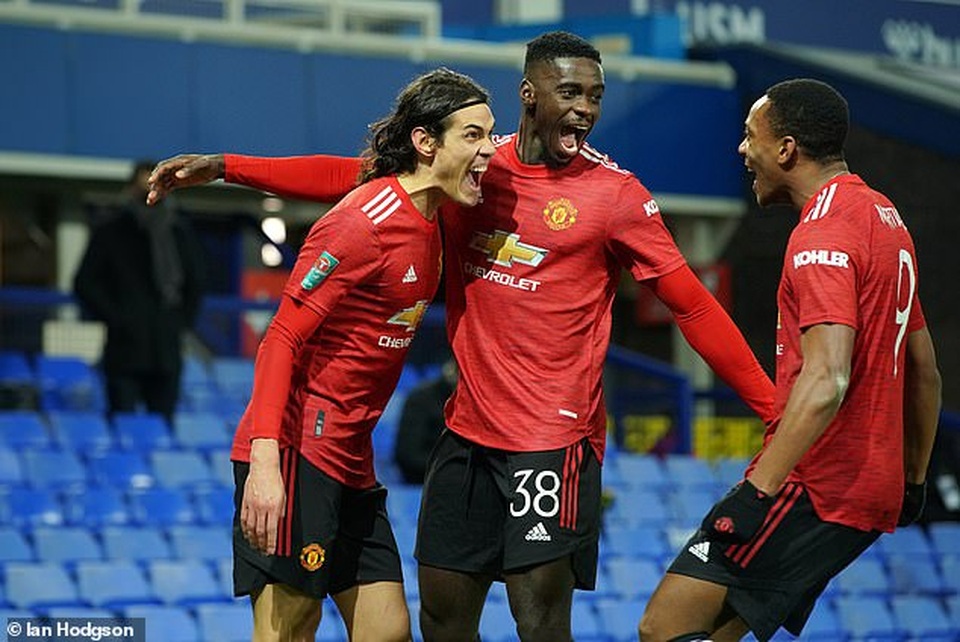 Cavani bóp cổ đối thủ suýt nhận thẻ đỏ, HLV Solskjaer lên tiếng bênh vực - 3 Cavani bóp cổ đối thủ suýt nhận thẻ đỏ, HLV Solskjaer lên tiếng bênh vực - 3