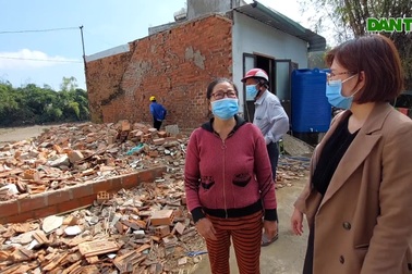 Bạn đọc chia sẻ khó khăn với người dân vùng lũ Bình Định