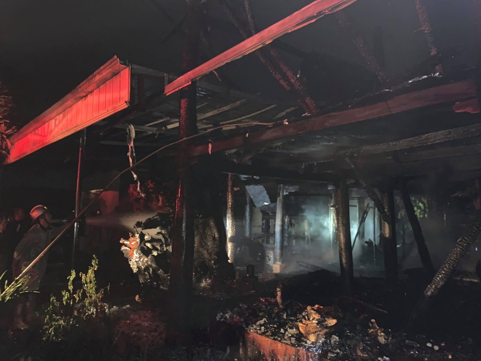 Hà Nội: Nhà sàn rộng hơn 300 m2 cùng nhiều tượng gỗ lớn bị thiêu rụi - 3 Hà Nội: Nhà sàn rộng hơn 300 m2 cùng nhiều tượng gỗ lớn bị thiêu rụi - 3