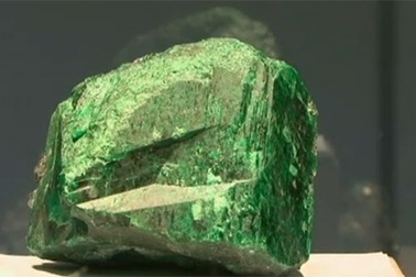 Trưng bày viên ngọc lục bảo lớn nhất thế giới