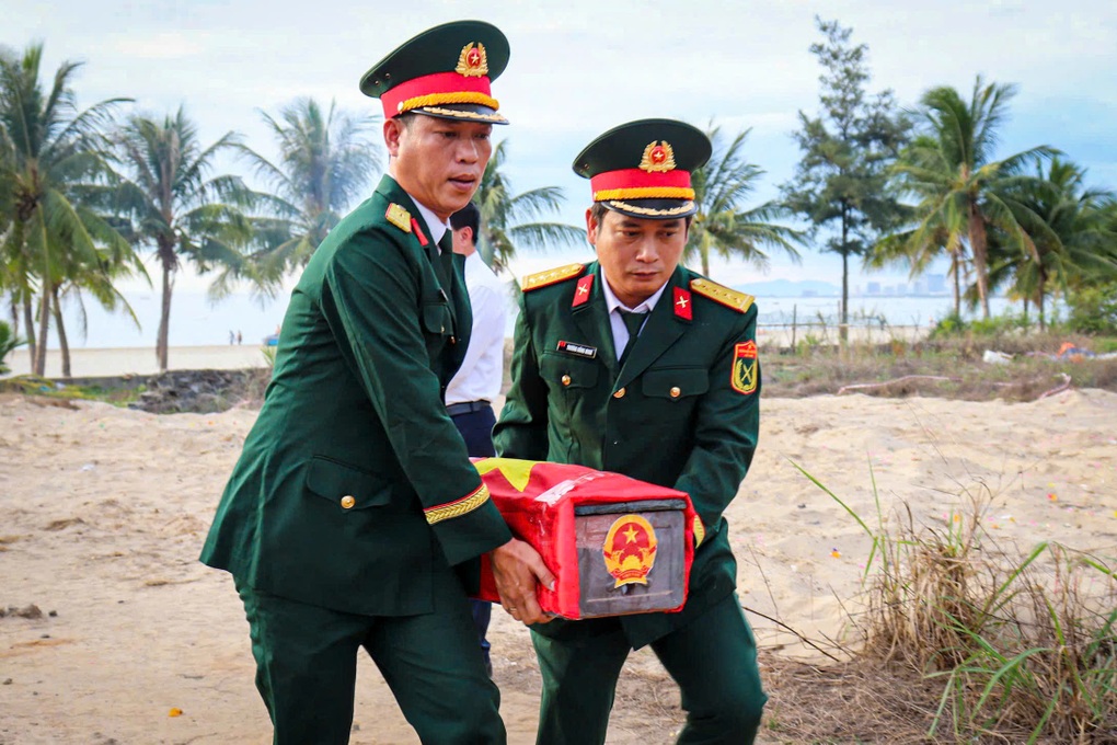 Truy điệu, an táng 3 hài cốt liệt sĩ được tìm thấy ven biển Đà Nẵng - 2