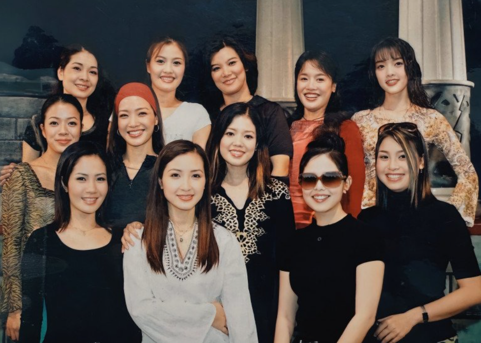 Sắc vóc xinh đẹp, trẻ hơn tuổi của vợ trưởng thôn Khánh Huyền - 1