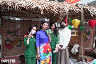 Hoa hậu Ngọc Hân, Á hậu Phương Nga gói bánh chưng Tết tặng trẻ vùng cao