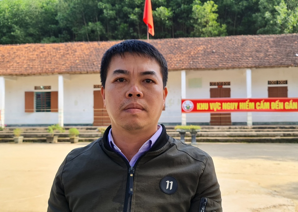 Trường sắp sập, học sinh phải học tạm trong nhà xe cũ - 15 Trường sắp sập, học sinh phải học tạm trong nhà xe cũ - 15