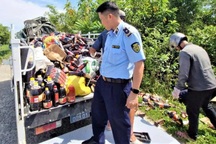 Đã xác định 2 người đổ bỏ cả nghìn chai nước mắm