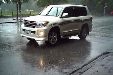 Xe sang mang biển giả: Trưởng BQL Khu kinh tế được đặc cách mua sắm?