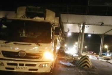 Xe tải nổ lốp, tuột dốc gây va chạm kinh hoàng