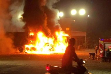 Cháy dữ dội 3 xe tải trong đêm, một người tử vong