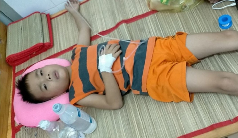 Thương bé trai 9 tuổi chưa được đến trường vì đang phải lấy viện làm nhà - 2 Thương bé trai 9 tuổi chưa được đến trường vì đang phải lấy viện làm nhà - 2