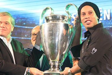 Ronaldinho: “Người Việt Nam mê bóng đá hệt dân Brazil”