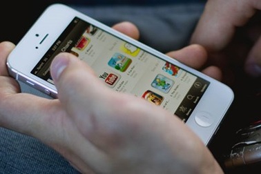 Kẻ trộm iPhone 5 đưa nữ bị hại đến… trình báo công an