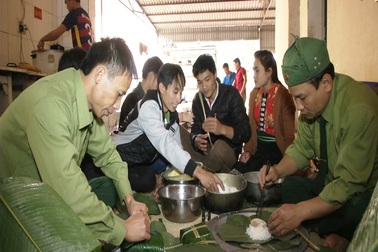 Những người gác lại niềm vui xuân