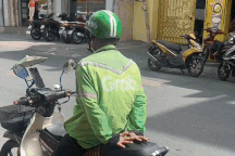 Cảm động hình ảnh tài xế dùng tay che nắng chỗ ngồi cho khách