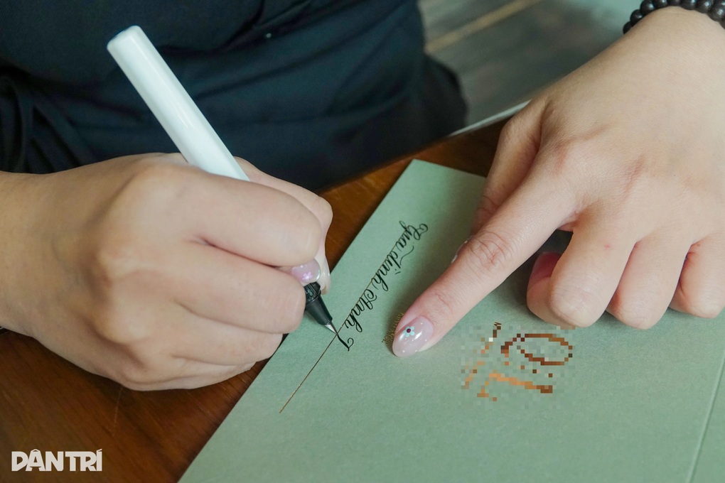 Cô gái 9X kiếm bộn tiền nhờ chữ đẹp, khách chốt đơn liên tục - 4