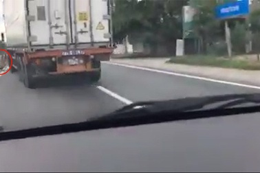 Container hất cảnh sát giao thông xuống đường: Xử nghiêm những hành vi chống đối