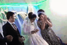 Chú rể đánh cô dâu giữa lễ cưới, quan khách ngỡ ngàng