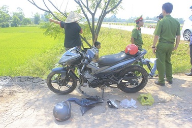 2 thanh niên tử vong bên chiếc xe máy hư hỏng