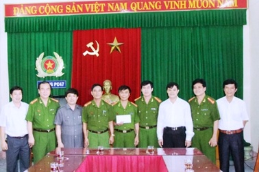 Thưởng nóng 30 triệu đồng cho Ban chuyên án triệt xóa “xới” bạc  