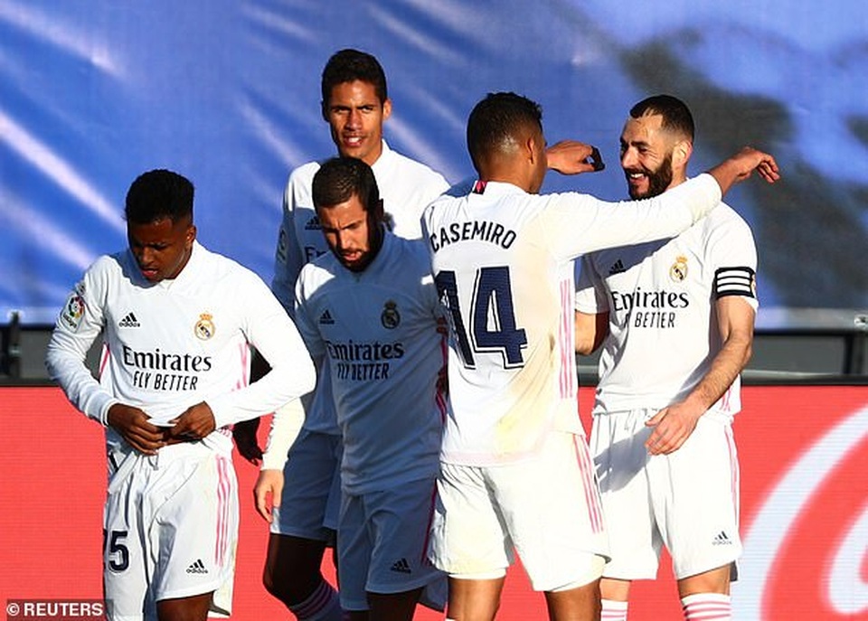 Benzema tỏa sáng, Real Madrid vượt qua Barcelona và bám đuổi Atletico - 8 Benzema tỏa sáng, Real Madrid vượt qua Barcelona và bám đuổi Atletico - 8
