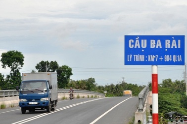 Tuyến đường tránh thị xã Cai Lậy bỗng dưng “biến mất” 2 cây cầu (!?)