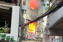 Cháy nhà 3 tầng ở TPHCM, chủ nhà may mắn thoát nạn