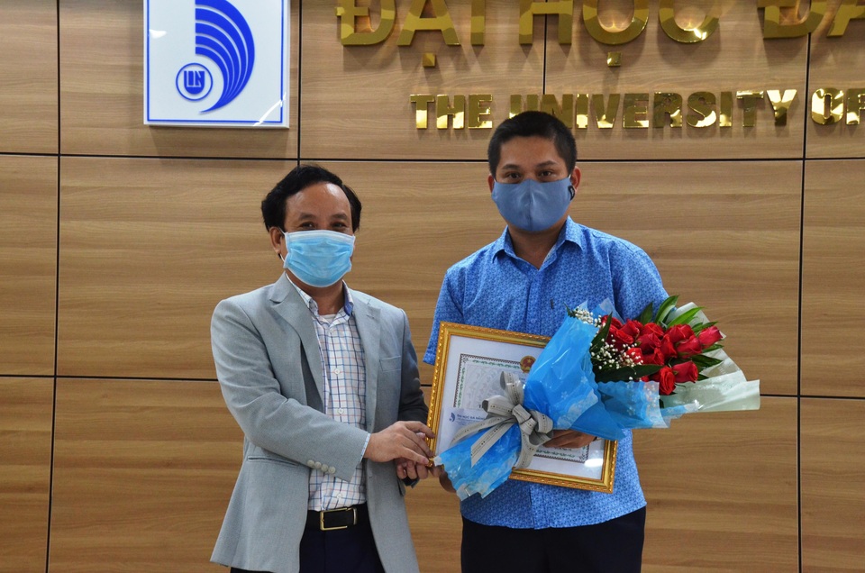 ĐH Đà Nẵng thưởng nóng sáng chế robot phục vụ khu cách ly - 1 ĐH Đà Nẵng thưởng nóng sáng chế robot phục vụ khu cách ly - 1