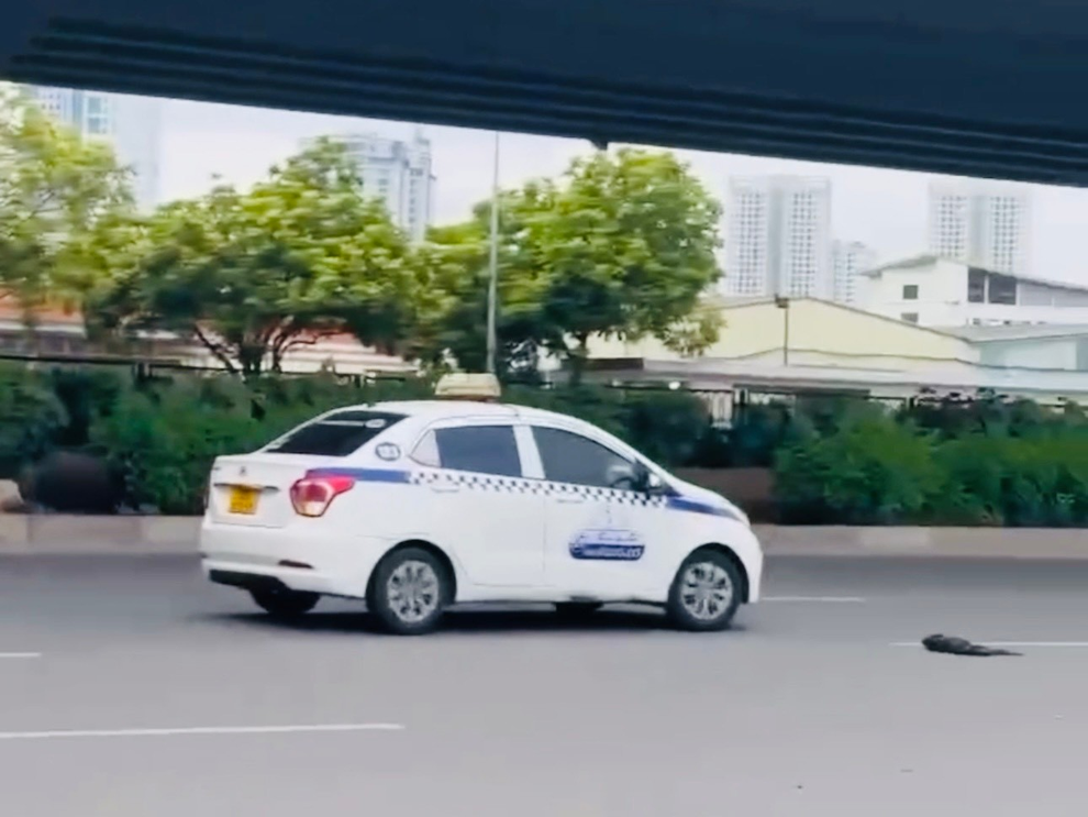 Hà Nội: Xử lý tài xế taxi đi ngược chiều, đánh võng trên đường Phạm Hùng - 1 Hà Nội: Xử lý tài xế taxi đi ngược chiều, đánh võng trên đường Phạm Hùng - 1