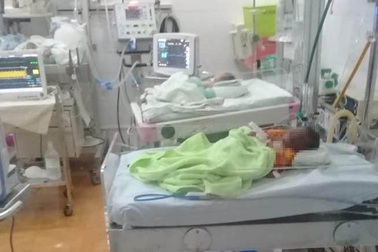 Bé trai còn nguyên dây rốn bị bỏ rơi trên rẫy