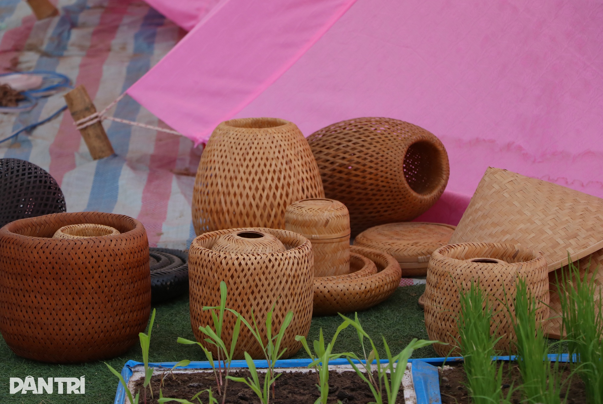 Admire os produtos das aldeias artesanais que competem no festival realizado a cada 5 anos - 9 Ngắm sản phẩm làng nghề thi tài tại hội trại 5 năm tổ chức một lần - 9