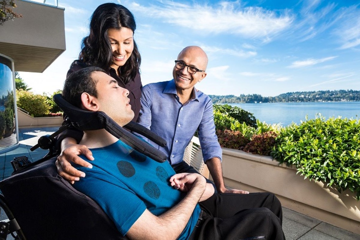 CEO Satya Nadella cùng vợ và con trai Zain (Ảnh: Bệnh viện Nhi Seattle). CEO Satya Nadella cùng vợ và con trai Zain (Ảnh: Bệnh viện Nhi Seattle).