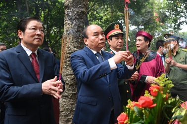 Chủ tịch nước dâng hương giỗ Tổ Hùng Vương