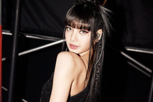 Lisa rúm người vì fan, lộ diện giữa tin đồn từ chối đề nghị 40 triệu USD