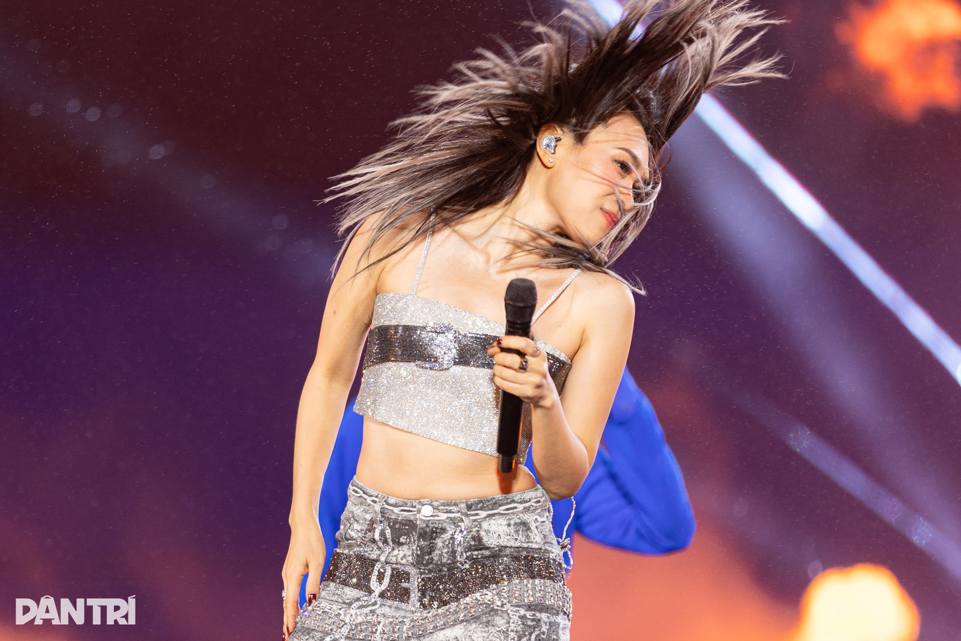 Mỹ Tâm khoe eo thon, cháy hết mình trong đêm nhạc 40.000 khán giả - 1 Mỹ Tâm khoe eo thon, cháy hết mình trong đêm nhạc 40.000 khán giả - 1