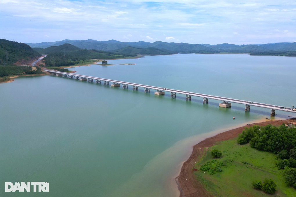 Người dân đổ xô lên cầu cao tốc vượt hồ dài nhất Thanh Hóa ngắm cảnh - 1 Người dân đổ xô lên cầu cao tốc vượt hồ dài nhất Thanh Hóa ngắm cảnh - 1