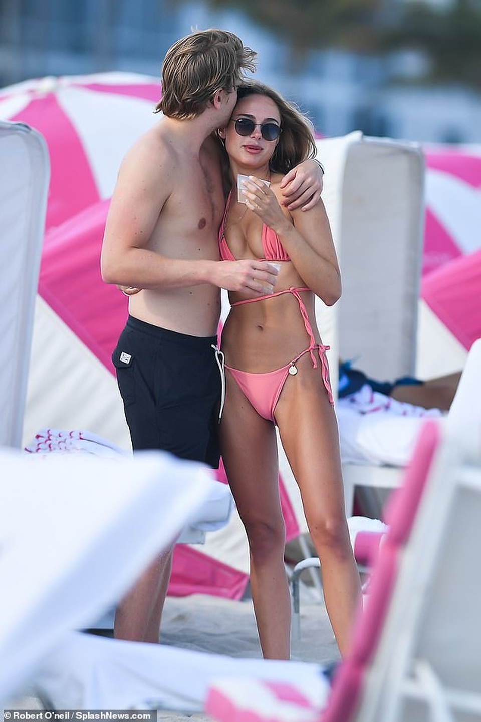 Kimberley Garner diện áo tắm gợi cảm, tình tứ bên bạn trai mới - 1