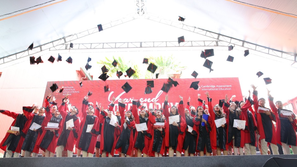14 học sinh nhận học bổng du học tại Anh, Mỹ, Hà Lan và Hàn Quốc - 3 14 học sinh nhận học bổng du học tại Anh, Mỹ, Hà Lan và Hàn Quốc - 3
