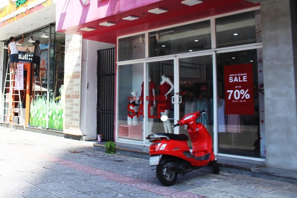 Cửa hàng thời trang ở Đà Nẵng sale sập sàn vẫn lèo tèo khách mua - 1 Cửa hàng thời trang ở Đà Nẵng sale sập sàn vẫn lèo tèo khách mua - 1