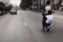 Xử phạt 2 thanh thiếu niên bốc đầu xe trên phố